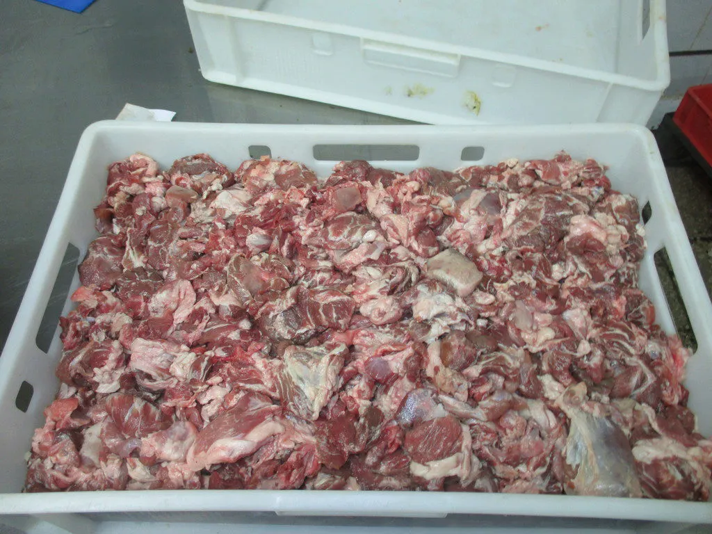 Мясо из свиных голов в домашних. Тримминг свиной.